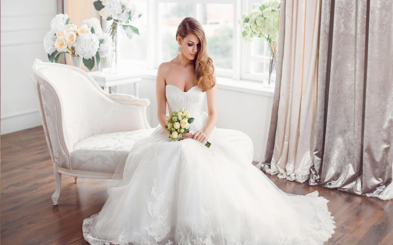 How to Pick the Perfect Wedding Dress for a Warehouse Wedding - Amolife.com